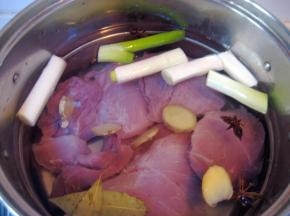 剔好的猪肉和材料A放入锅内，在锅内倒入大量的清水；大火烧开后，盖上锅盖，转小火煮3个小时；煮的过程中要不时揭开锅盖捞出表面的杂沫；