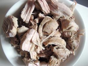 将猪肉拆成若干小块，表面盖保鲜膜（可防上猪肉表面变硬）放凉；