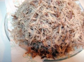 撕好的肉丝最好立刻烹调制成肉松，否则肉丝太细，很容易风干。如果不能立刻烹调， 要装进保鲜盒中放冰箱保存；