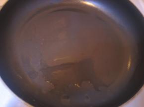 锅中倒入食用油，中火加热至三成热（手放在锅的上方，稍微感到有热气上升即可）；