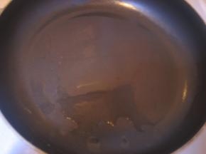 锅中倒入食用油，中火加热至三成热（手放在锅的上方，稍微感到有热气上升即可）；