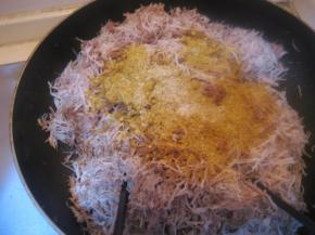 在猪肉丝中调入材料B；