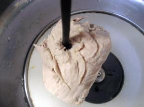 用筷子可轻易插入猪腿肉表示已煮好；余下的肉汤凉后可倒入保鲜盒中放冰箱冷冻起来，以后煮面或做菜时可调入一些，增加鲜味；