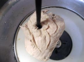 用筷子可轻易插入猪腿肉表示已煮好；余下的肉汤凉后可倒入保鲜盒中放冰箱冷冻起来，以后煮面或做菜时可调入一些，增加鲜味；