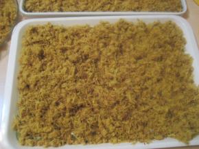 炒好肉松要平铺在盘子中放凉。尽量避免堆放，使肉松中的热气无法释放，造成肉松回软，前功尽弃。