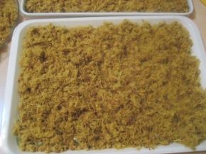 炒好肉松要平铺在盘子中放凉。尽量避免堆放，使肉松中的热气无法释放，造成肉松回软，前功尽弃。