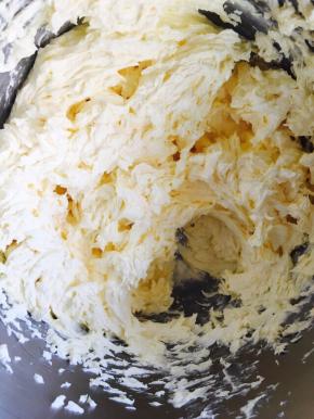 打发至黄油体积变大，表面发亮