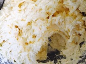 打发至黄油体积变大，表面发亮