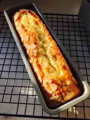 烤箱180度40分钟，20分钟时可以在中间划一道口子，也可以让它自由开裂。烤制完成脱模，刷糖浆！磅蛋糕一定要刷糖浆！糖浆方法很简单，水和糖煮沸，待温度降一点后，加入百利甜酒。