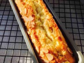 烤箱180度40分钟，20分钟时可以在中间划一道口子，也可以让它自由开裂。烤制完成脱模，刷糖浆！磅蛋糕一定要刷糖浆！糖浆方法很简单，水和糖煮沸，待温度降一点后，加入百利甜酒。