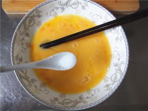 鸡蛋磕入平底盘子，放入食盐。