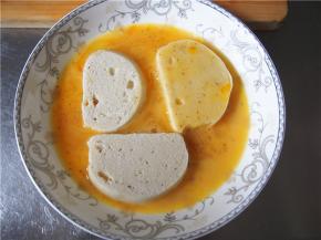 将馒头片的正反面都沾满蛋液。