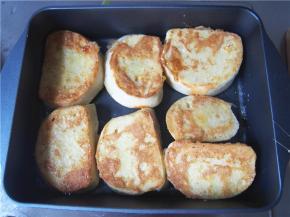 一面变黄后翻面，两面均变成金黄色即可。