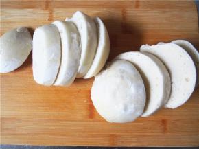 馒头切成1 cm左右的薄片备用。