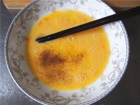 放入五香粉，搅拌均匀