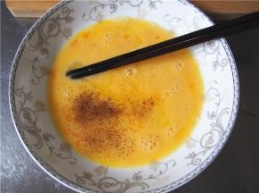 放入五香粉，搅拌均匀