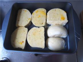 锅内入油，热后放入馒头片，小火