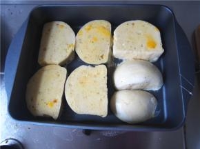 锅内入油，热后放入馒头片，小火