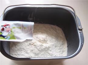 面粉称量好，放入奶粉