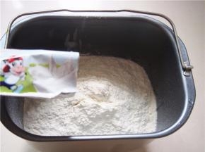 面粉称量好，放入奶粉