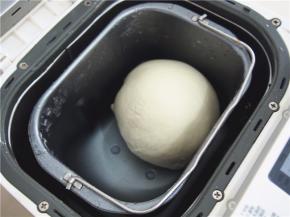 揉成面团，至面团弹性增加，表面光滑后加入黄油，揉至完全吸收，并继续揉至扩展阶段后发酵至2倍大。