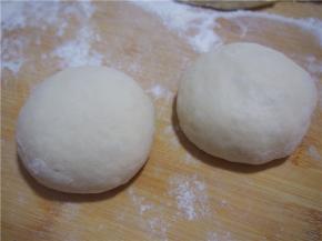 发酵好的面团排气后，分成30g左右等量的小份，松弛10分钟左右