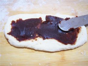 将小面团擀成椭圆形。