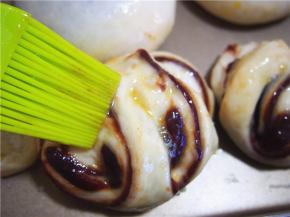 面团表面刷全蛋液，180度，15-20分钟，注意观察颜色，上色可以后就取出。