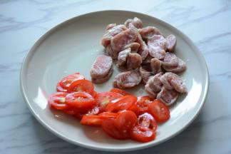 香肠，圣女果切薄片。