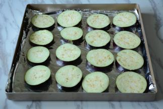 茄子切厚度合适的薄片。