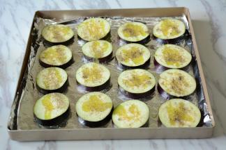 撒上少许盐和黑胡椒，淋上适量的橄榄油。