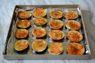 涂抹一层番茄酱。