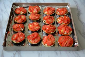 铺上切薄的圣女果。