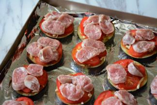 接着放上香肠。