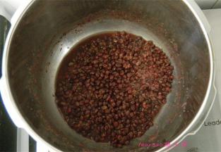 将红豆放高压锅里加入适量的水，煮熟；