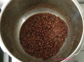 将红豆放高压锅里加入适量的水，煮熟；