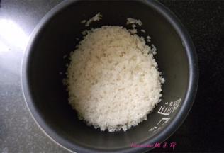 大米清洗一下；