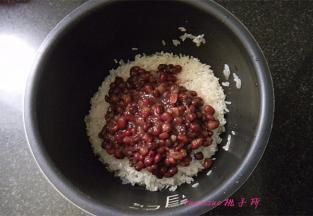盛一些煮熟的红豆，放入洗净的大米里；
