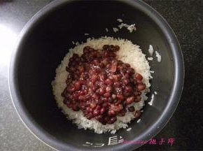 盛一些煮熟的红豆，放入洗净的大米里；