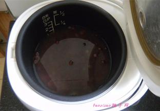 放入电饭煲里，接通电源，开启焖饭功能；