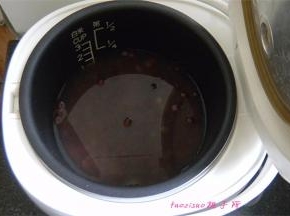 放入电饭煲里，接通电源，开启焖饭功能；