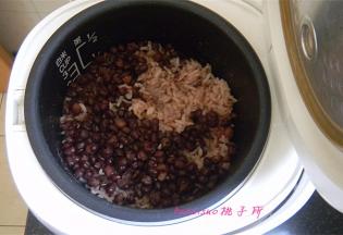 饭焖好后有蜂鸣提示，饭就熟了。