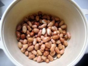 捞出花生，放微波容器中。