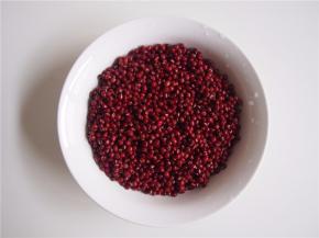 准备好红豆，挑去里面的杂质