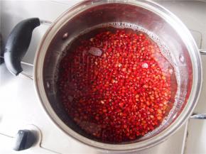 倒入锅中，加入清水煮开