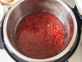 重新换水，放入高压锅中继续煮熟