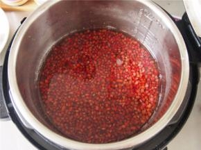 重新换水，放入高压锅中继续煮熟