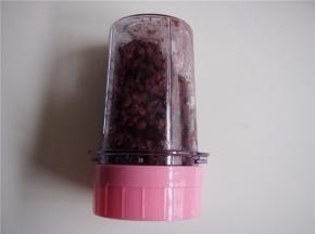 放入料理机中搅拌成泥，打成非常细腻的状态