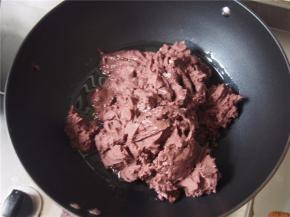 锅中加入猪油，融化后加入豆沙，中小火煸炒