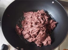 锅中加入猪油，融化后加入豆沙，中小火煸炒